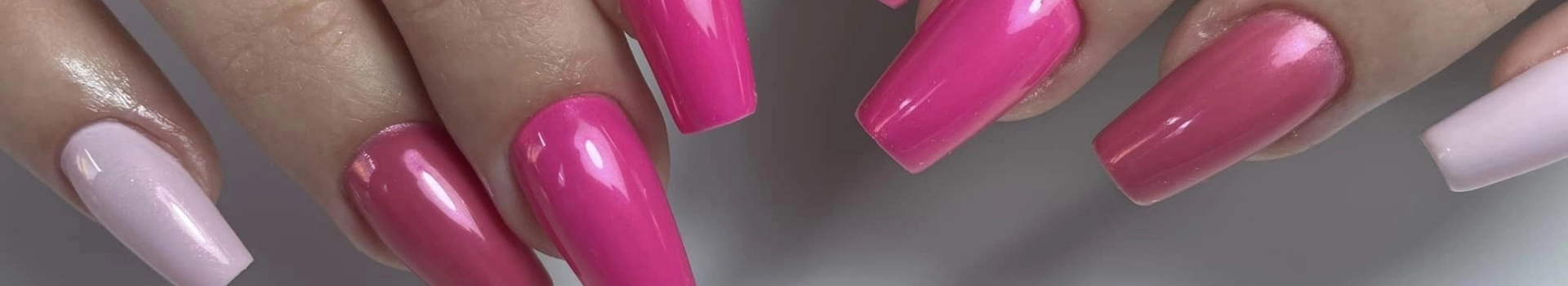 Paznokcie pomalowane na różne odcienie różowego