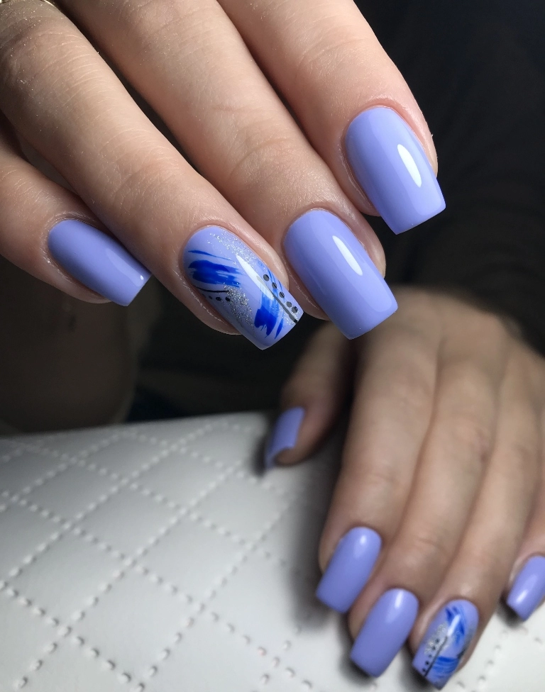 Paznokcie pomalowane na niebiesko